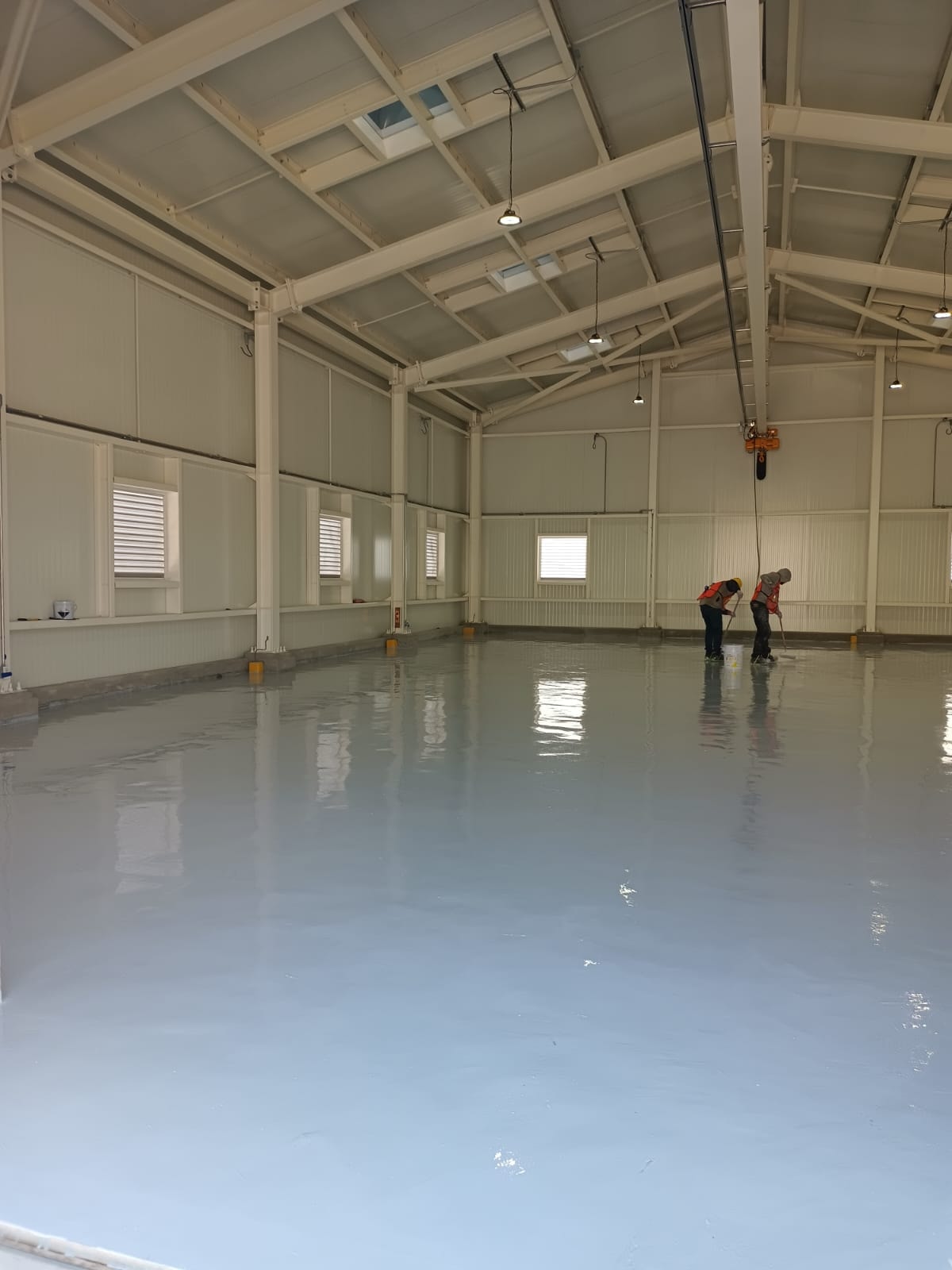 Trabajo de recubrimiento impermeable en cubierta industrial
