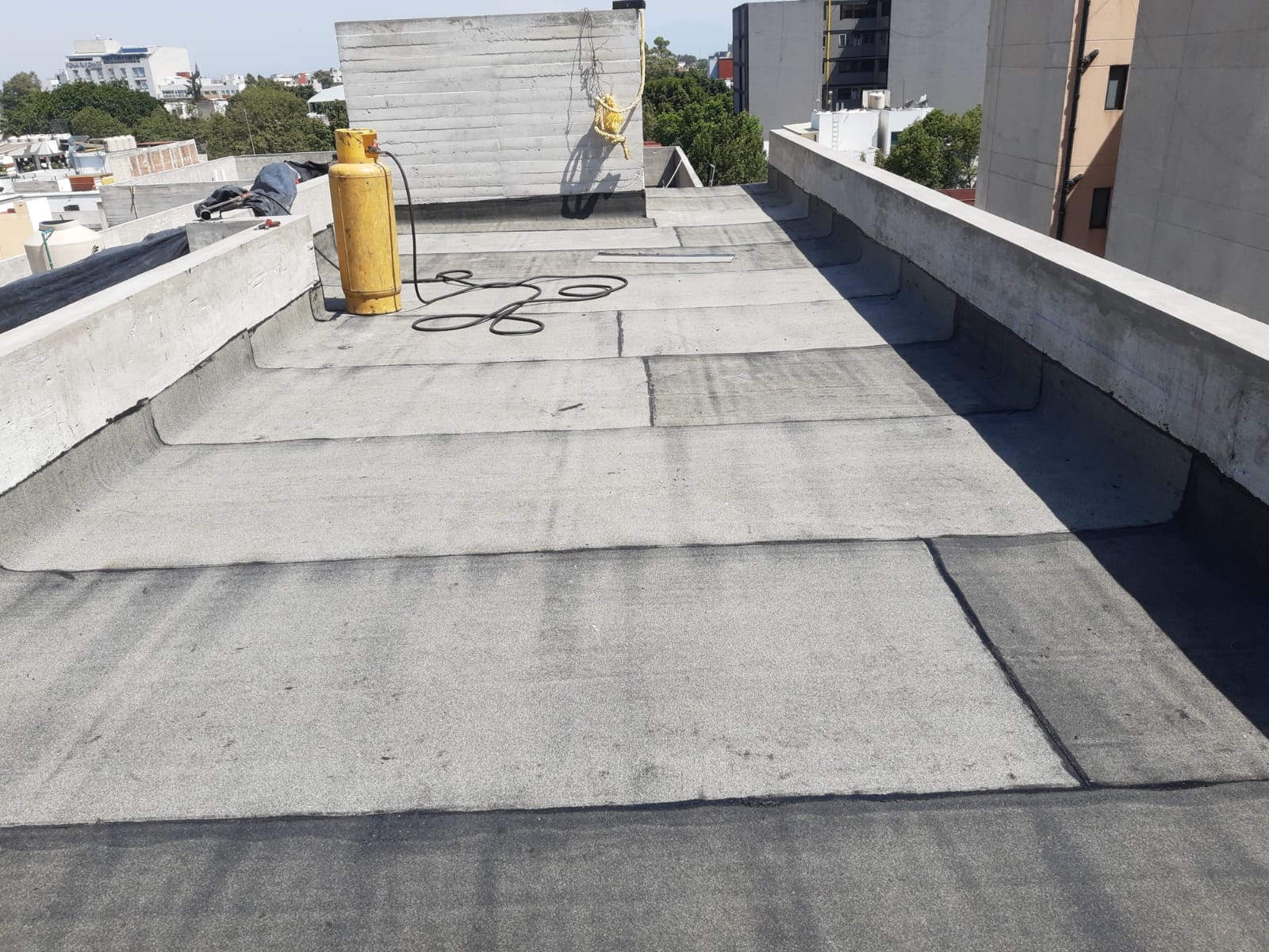 Aplicación de impermeabilizante en detalle de cubierta